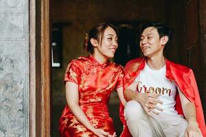felice giovane coppia asiatica in abiti tradizionali cinesi foto