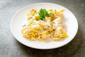 tortellini con crema di funghi e formaggio foto