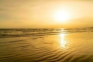 bellissimo mare spiaggia con tramonto tempo foto