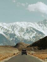 Hunza paesaggio di nevoso montagne foto