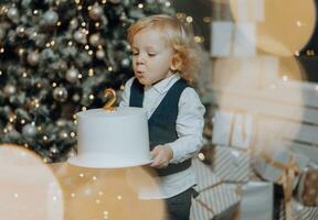 allegro e contento famiglia con Natale i regali festeggiare compleanno per Due anni. bambini siamo avendo divertimento. amorevole famiglia con i regali nel il camera. foto