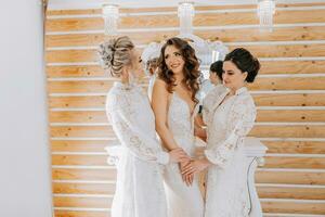 amiche rallegrarsi con il sposa e Aiuto preparare per il nozze. foto