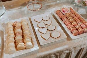 festivo dolce tavolo con dolci. nozze caramella sbarra, vario torte, cioccolatini su sta. foto