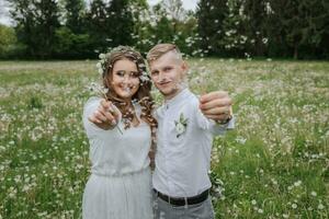 ritratto di un' bellissimo sposa nel un' bianca nozze vestito nel un' Hotel camera con un' bicchiere di Champagne nel sua mano foto