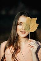 autunno umore, auto-miglioramento, modi per essere contento e salutare nel autunno. abbraccio vita, Salute e benessere. il bellezza di un' donna durante gravidanza foto