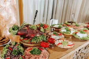cosacco tavolo nel il migliore ristoranti. festivo tavolo a il nozze. nazionale ucraino cucina. Grasso, salsicce, alcol. ristorazione. foto