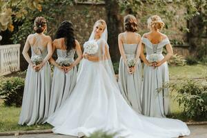 gruppo di bellissimo ragazze con sposa nel accoppiamento vestiti sorridente, festeggiare e avendo divertimento insieme. ragazze festa foto