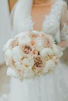 molto simpatico giovane donna nel bianca vestito Tenere bellissimo tenero fioritura mazzo di fresco bianca e rosa peonia fiori foto