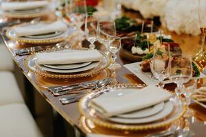 presidio di il sposa e sposo a il nozze. qualunque cosa è quasi pronto per il nozze celebrazione. nozze banchetto foto