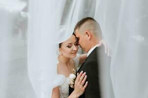 coppia, amore o nozze vestito velo dopo matrimonio evento, cerimonia o unione nel natura ambiente. Sorridi, contento o fiducia uomo o donna o sposa e sposo bonding dopo romanza celebrazione di acqua lago foto