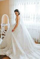 bellissimo sposa. ritratto. nozze trucco acconciatura, bellissima giovane donna nel bianca vestito a casa. serie foto