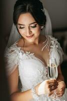 lusso donna indossare bianca vestito Tenere bicchiere di Champagne nel luce del sole. nozze concetto. professionale trucco e capelli. contento sposa foto