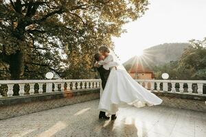 pieno corpo ritratto di un' giovane sposa e sposo godendo un' romantico momento al di fuori a tramonto su un' bellissimo autunno giorno. nozze coppia. in piedi viso per viso foto