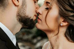 avvicinamento di il labbra di un' uomo e un' donna chi volere per bacio. un' elegante uomo e un elegante ragazza, un' secondo prima un' bacio foto