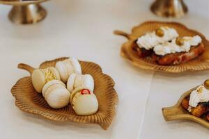 nozze monoblocco con delizioso dolci. fragola cupcakes, gelatine e moderno dolci, elegante ristorante nozze decorazioni foto
