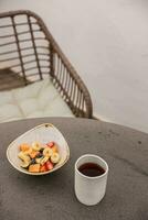 tazza di caffè e fiocchi d'avena con frutta su il tavolo. foto