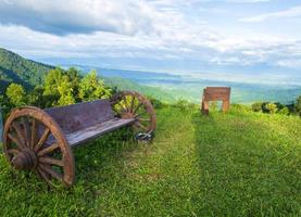 punti panoramici e piazzole nel campo forestale tra i prati. foto