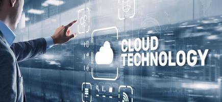 tecnologia cloud. concetto di rete e servizio Internet foto