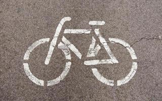 segno di bicicletta sull'asfalto foto