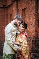 la sposa asiatica e lo sposo caucasico hanno un momento romantico con il vestito thailandese foto