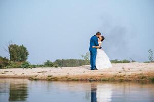 la sposa asiatica e lo sposo caucasico hanno tempo di romanticismo e sono felici insieme foto