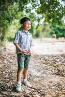 ragazzo felice che gioca da solo nel parco foto