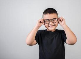 divertente ragazzo genio con gli occhiali in studio shot foto