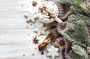 composizione natalizia con tazza di cioccolata calda e decorazioni