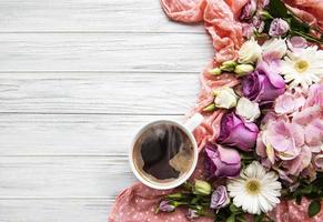 fiori rosa e tazza di caffè