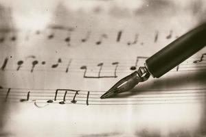 vecchio spartito musicale con penna stilografica foto