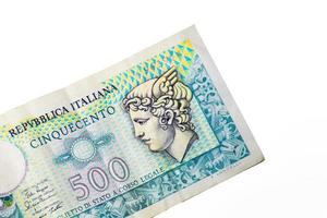 vecchia banconota da 500 lire su sfondo bianco foto