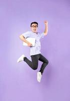 ritratto di un uomo asiatico che salta, isolato su sfondo viola