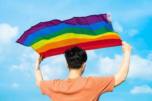 la siluetta astratta dell'uomo gay sulla spalla è bandiera lgbt foto