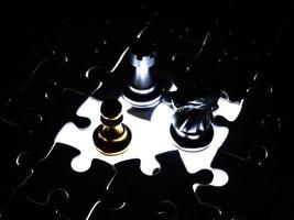 pezzo degli scacchi oro e argento su sfondo puzzle, business concept foto