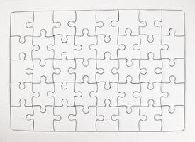 pezzi di puzzle bianchi completati come spazio di copia foto