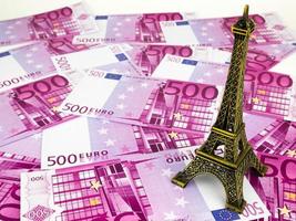 banconote da cinquecento 500 euro con replica della torre eiffel, sfondo di denaro in valuta europea foto