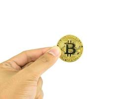 Tenere in mano bitcoin criptovaluta digitale isolato su sfondo bianco con tracciato di ritaglio, btc tecnologia valuta business internet concept foto