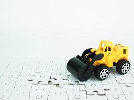 auto da strada a pressione giocattolo con puzzle su sfondo bianco foto