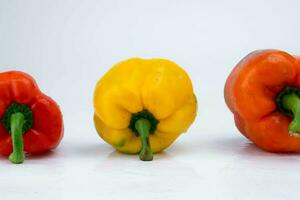 tre campana peperoni isolato su bianca sfondo. campana peperoni di vario colori su un' bianca sfondo. foto