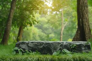 ai generato pietra podio tavolo superiore pavimento su erba all'aperto sfocatura fresco verde tropicale foresta albero natura sfondo.organico salutare naturale Prodotto posizionamento piedistallo In piedi Schermo. generativo ai. foto