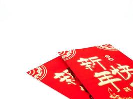 busta rossa isolata su sfondo bianco per regalo capodanno cinese. testo cinese sulla busta che significa felice anno nuovo cinese foto