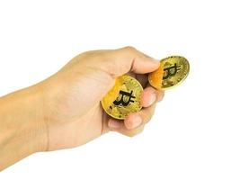 Tenere in mano bitcoin criptovaluta digitale isolato su sfondo bianco con tracciato di ritaglio, btc tecnologia valuta business internet concept foto