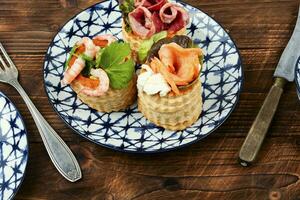 tartellette con pesce, gamberetto e Bacon. foto