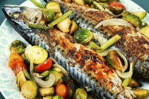 grigliato sgombro pesce con verdure. foto
