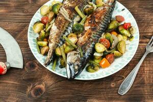 scomber pesce al forno con verdure. foto