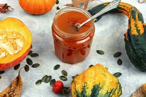 gustoso zucca marmellata o confiture su tavolo foto