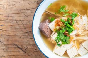 zuppa di noodle di riso vietnamita con maiale e pollo foto