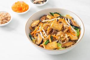 noodles saltati in padella con tofu e verdure