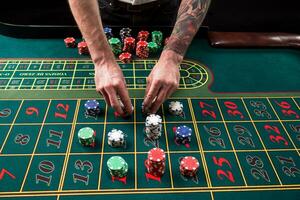 un' avvicinamento vivace Immagine di verde casinò tavolo con roulette, con il mani di croupier e multicolore patatine fritte. foto