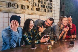 le persone, tempo libero, amicizia e divertimento concetto - contento fr foto